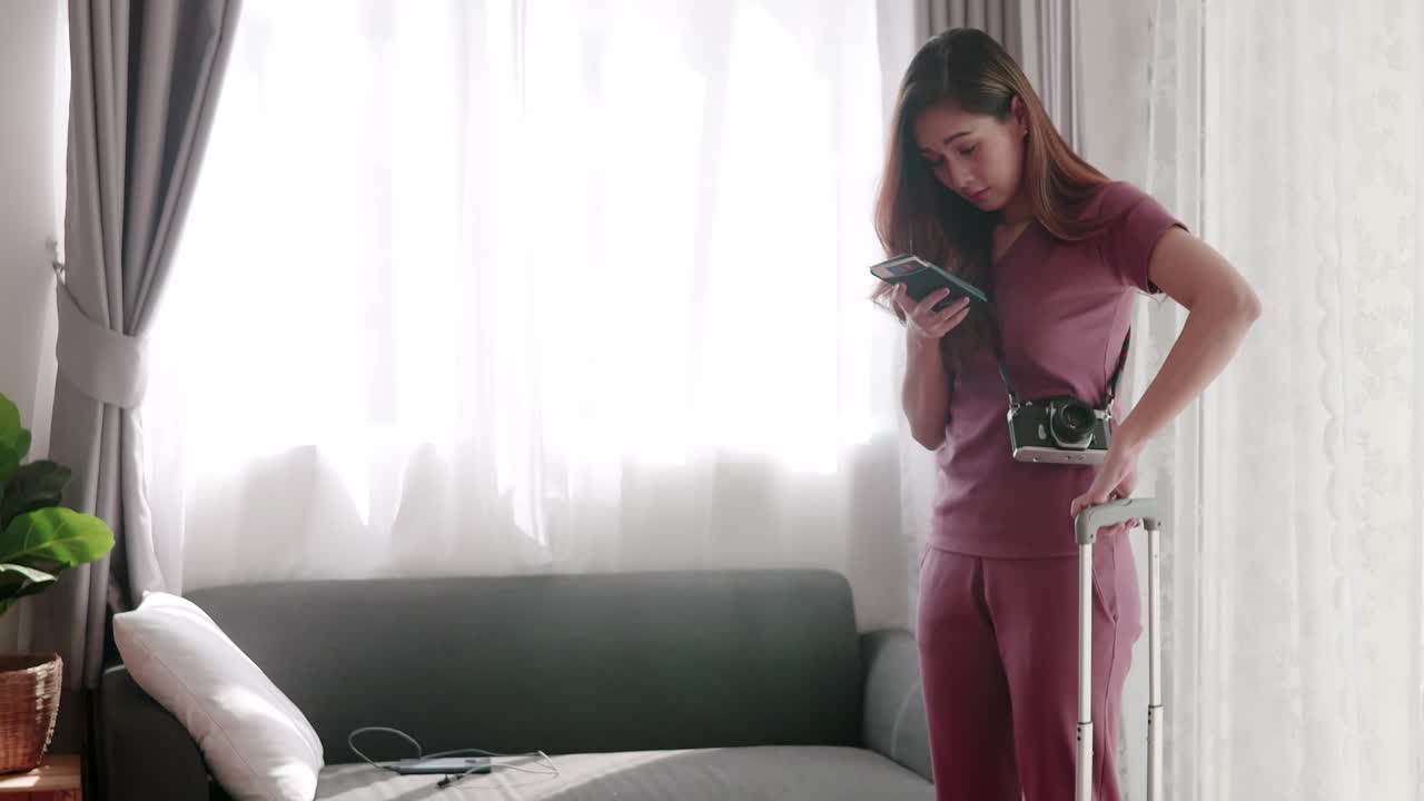 여권과 신용카드로 여행을 떠날 준비가 된 여성