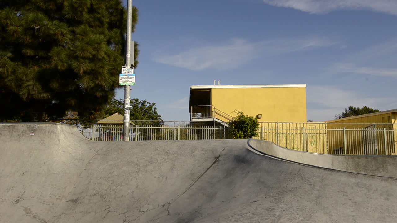 salto en bicicleta bmx en el parque de patinaje belvedere en el este de los ángeles, california