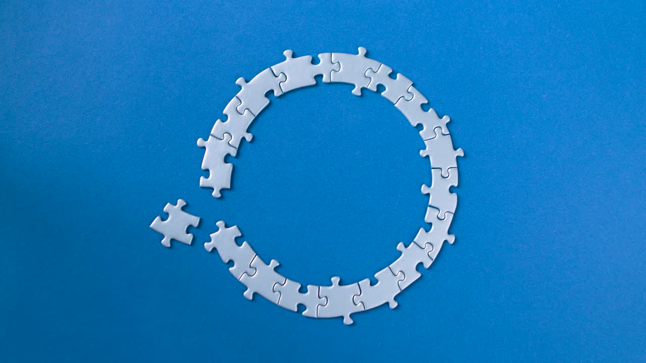 파란색 배경에 분리된 회색 퍼즐: 사회적 문제 개념