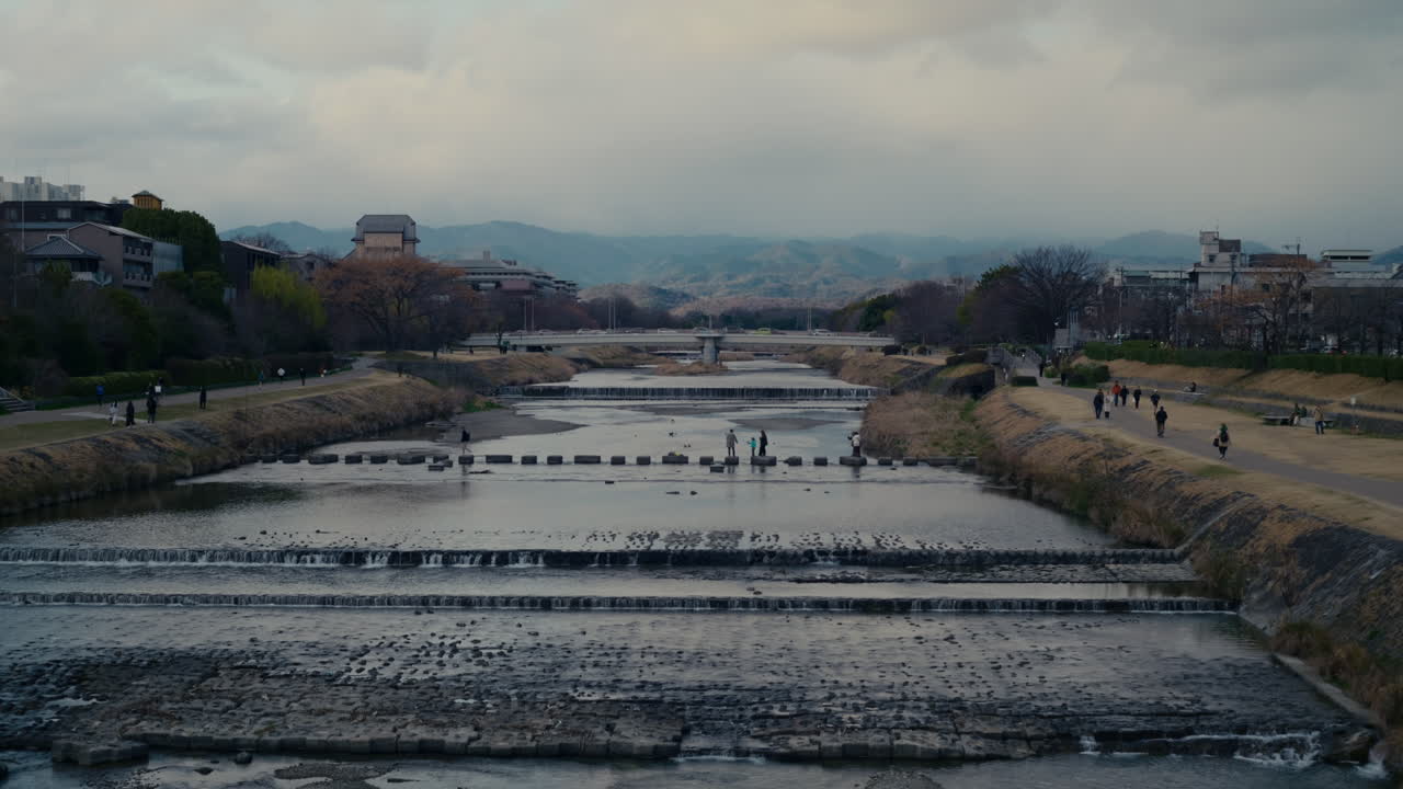 Fiume di Kyoto con ponti e un'atmosfera cittadina tranquilla lungo l'acqua.