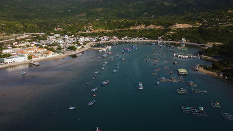 Muchos-Barcos-Y-Barcos-Están-Amarrados-En-Una-Bahía