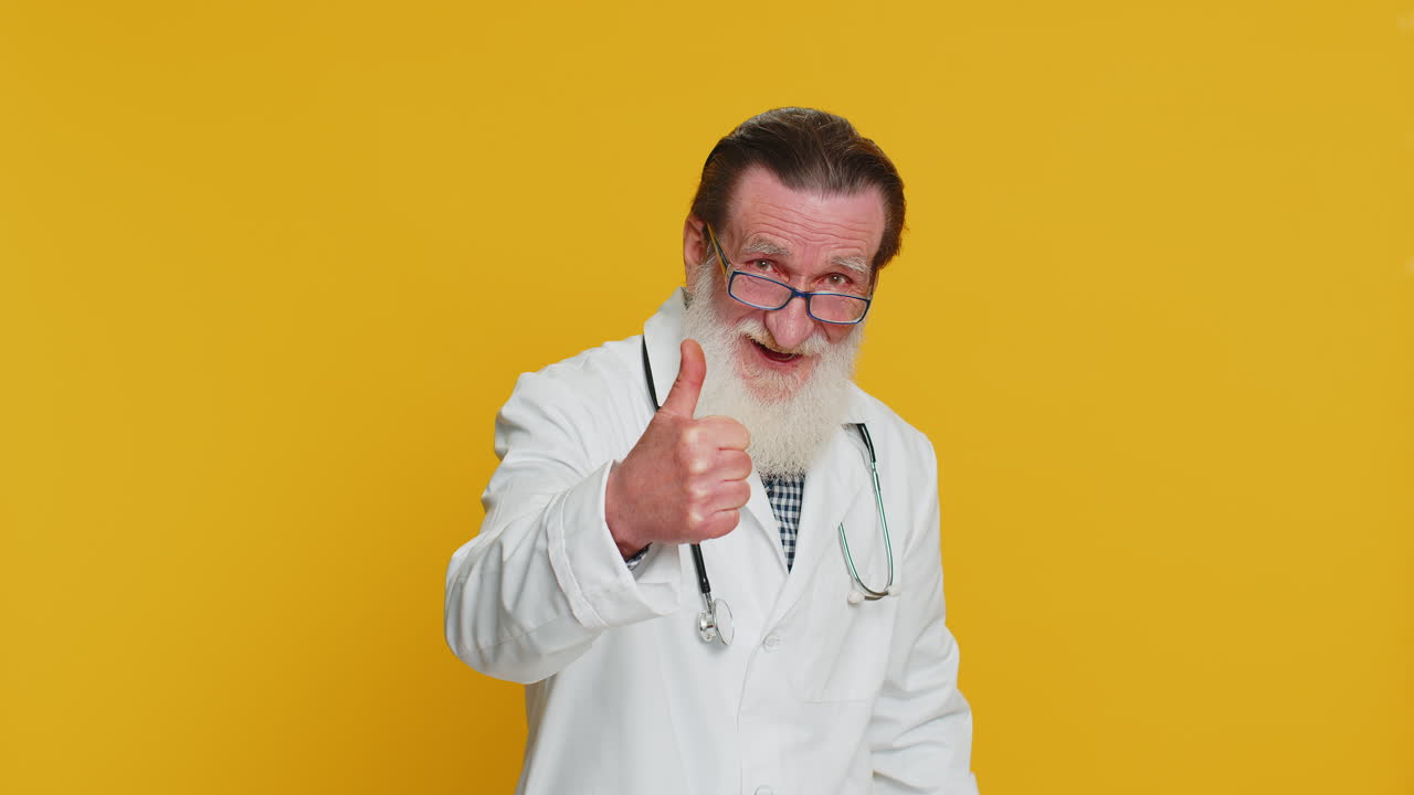 médico hombre levanta los pulgares está de acuerdo o da una respuesta positiva recomienda publicidad le gusta buena idea
