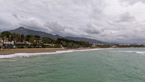 Plano-General-De-4k-De-La-Hermosa-Montaña,-La-Concha,-En-Un-Día-Nublado-En-Marbella,-España