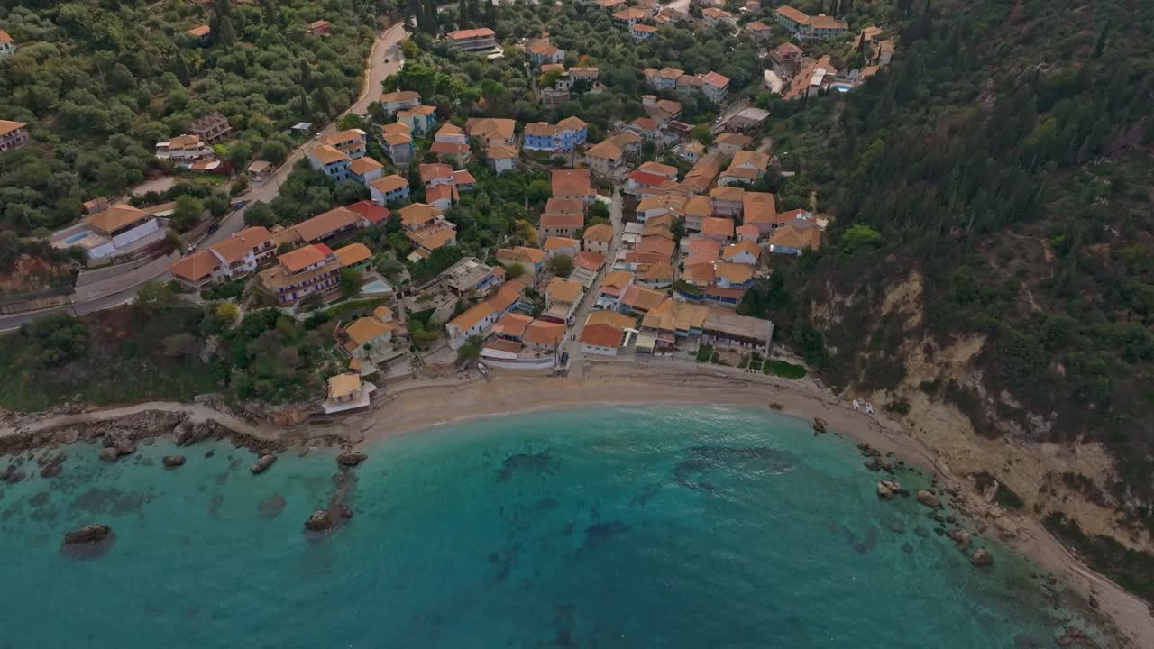 Casas costeiras e encostas arborizadas em Agios Nikitas, Lefkada, Grécia
