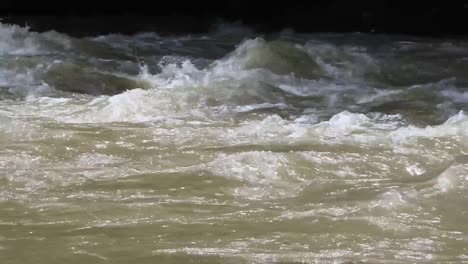 Agua-Que-Fluye-En-El-Río-En-Cámara-Lenta-video-Hd