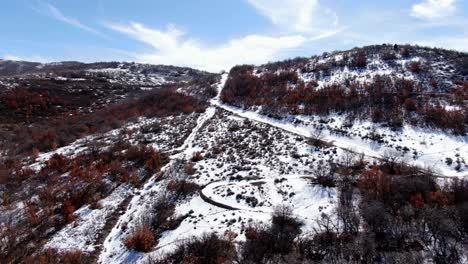 Unglaubliche-Luftaufnahme-Der-Schneebedeckten-Berge-Von-Utah