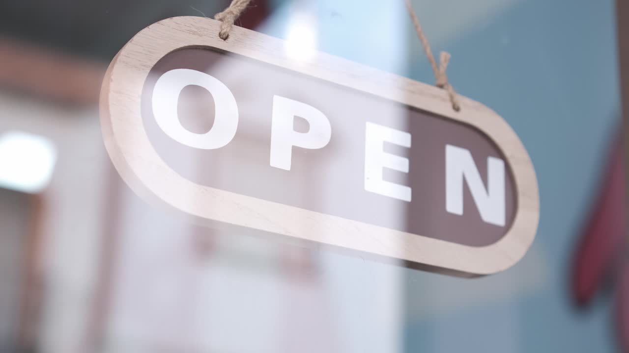 Small business closing up. Turning the sign from open to closed. 4k 60fps