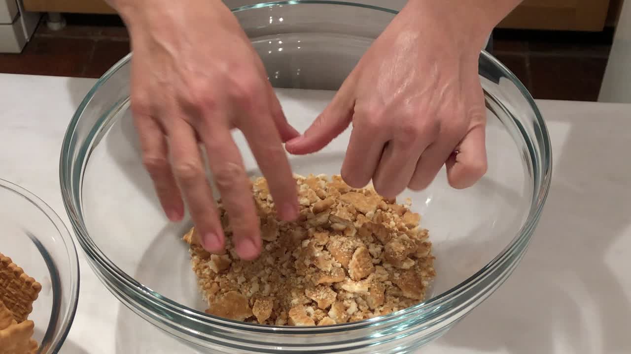 mujer preparando pastel de galleta en un cuenco de vidrio