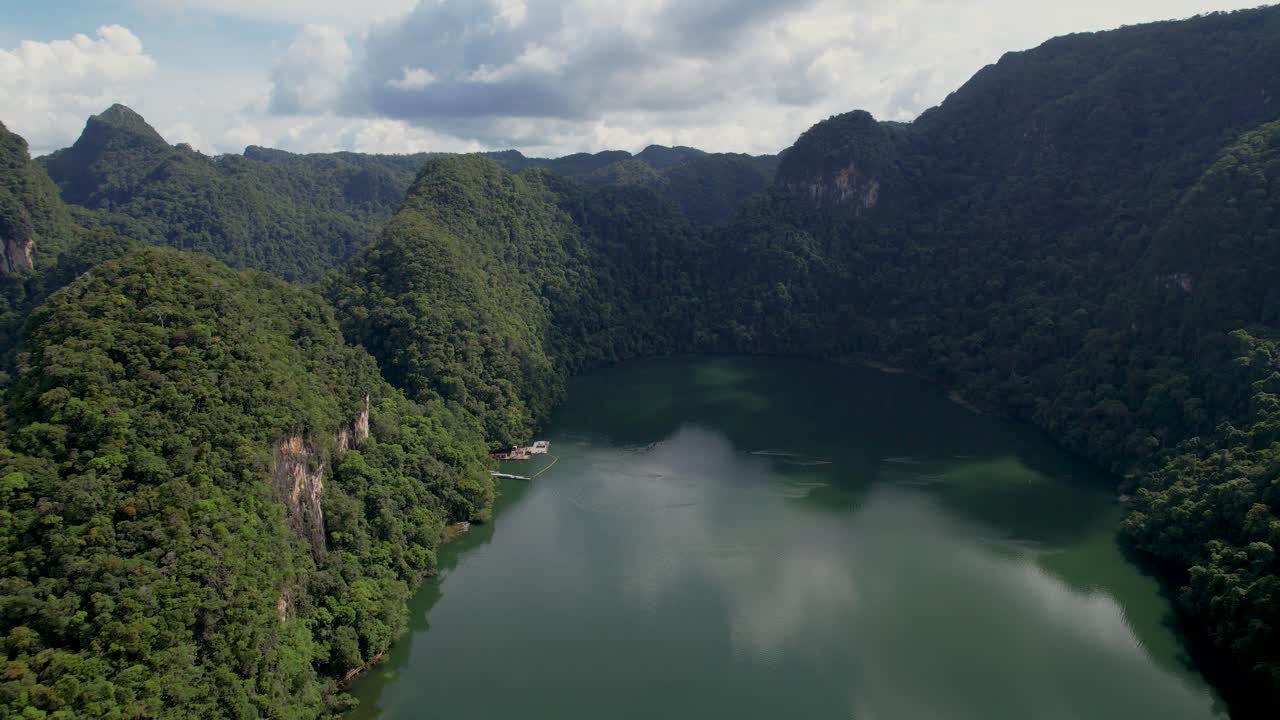 vista tranquila de la laguna de agua dulce de la isla dayang bunting, langkawi, malasia