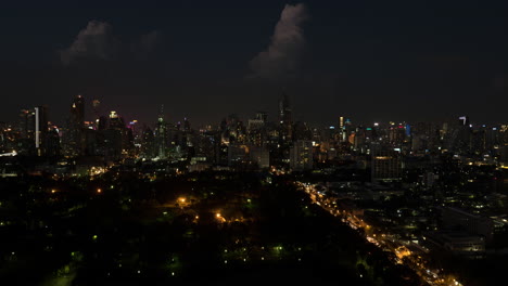 Vista-De-Lapso-De-Tiempo-A-Vista-De-Pájaro-Del-Panorama-Nocturno-De-La-Gran-Ciudad-De-Bangkok,-Tailandia