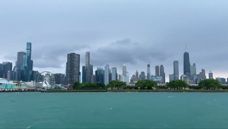 Chicago-Oscuro-Nublado-Lluvioso-Horizonte-Amplio-Desde-El-Barco