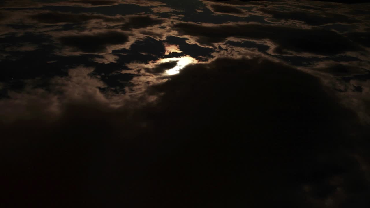 4k кадры облачного ночного неба: облака быстро убегают