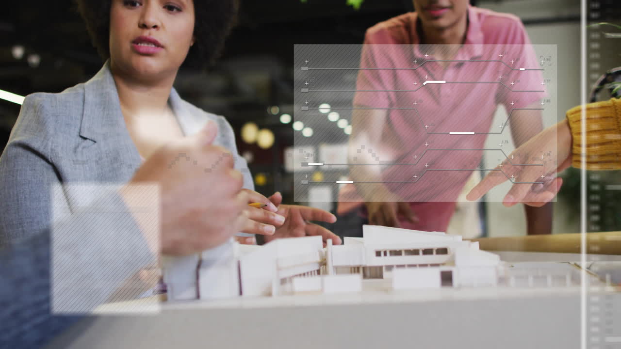 animación de procesamiento de datos y mapa del mundo sobre diversas personas de negocios discutiendo el trabajo en la oficina