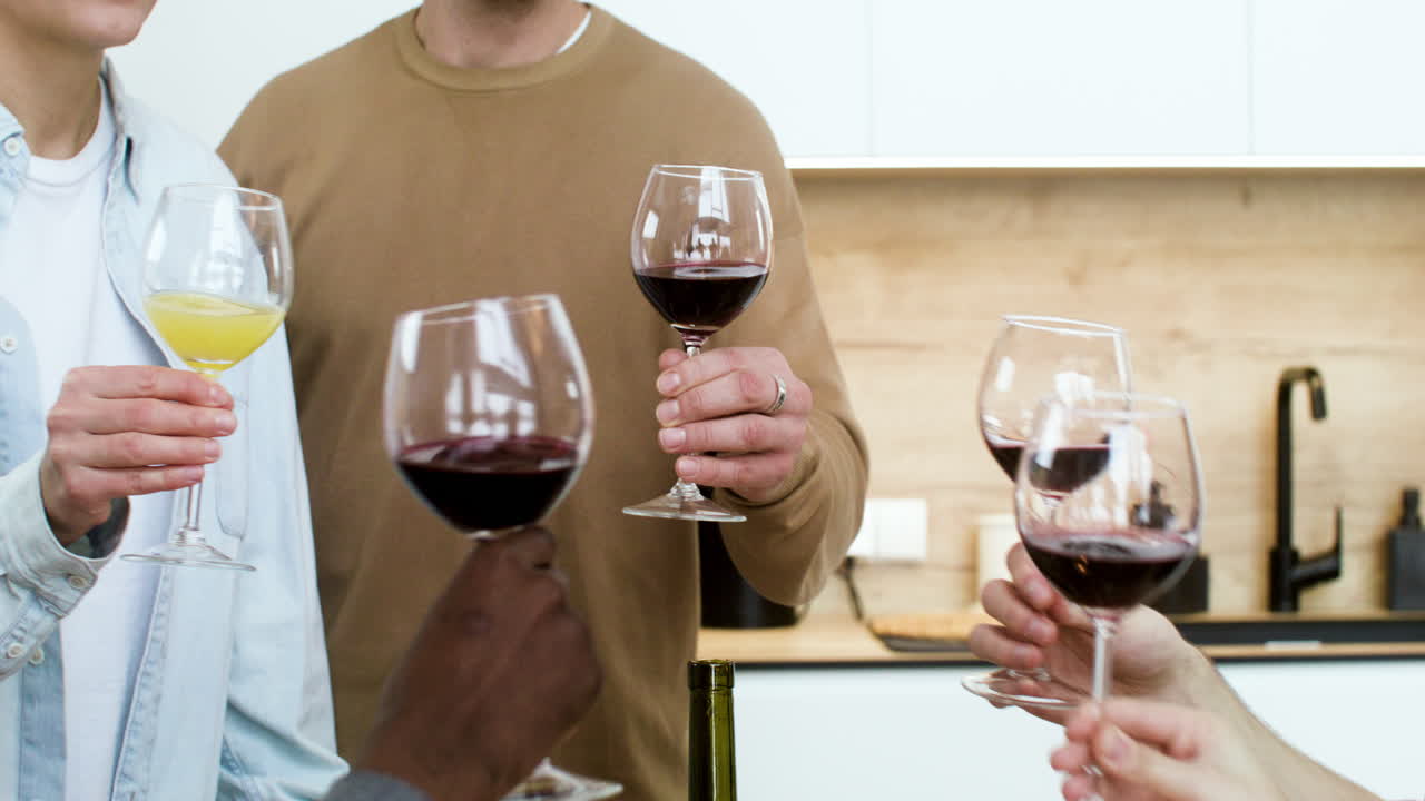 친구들이 집에서 축하하고 있습니다.