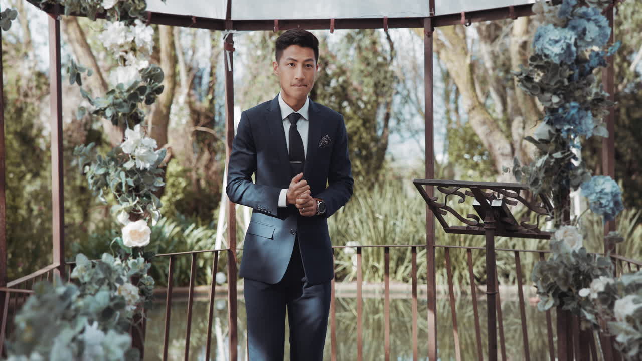 el novio, esperando y el hombre en la boda