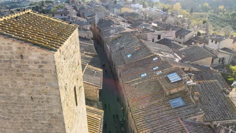 Vista-Aérea-De-Las-Pequeñas-Calles-De-San-Gimignano,-Ciudad-Italiana-Situada-En-Una-Colina-En-La-Toscana.