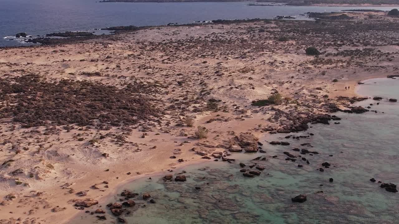 Widok z lotu ptaka na piaszczystą plażę i skaliste wybrzeże z turkusowym morzem