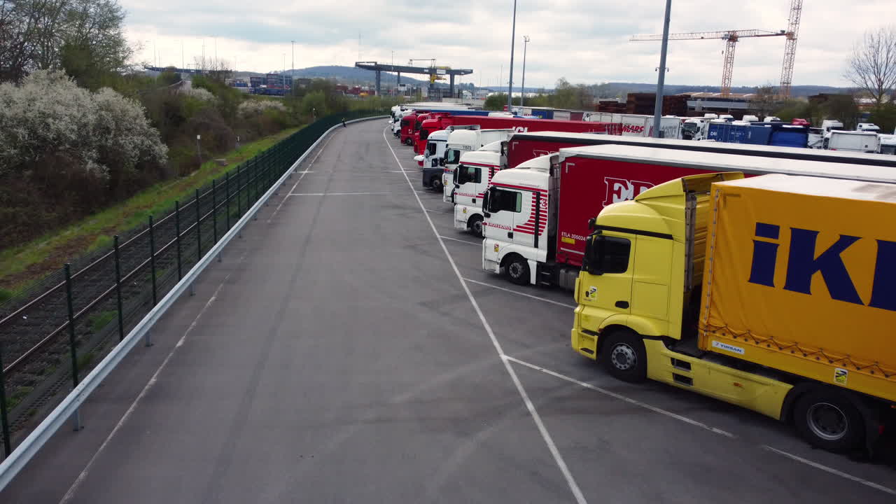 트럭이 많이 주차되어 있습니다.