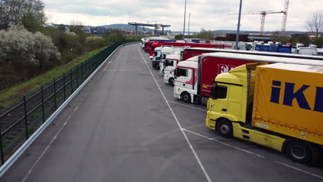 camiones estacionados en un lote