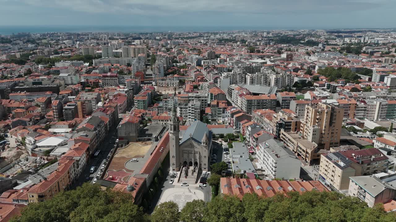 Ilmakuva Igreja Paroquial Nossa Senhora da Conceição -kirkosta Portossa, esittäen kaupunkimaisemaa
