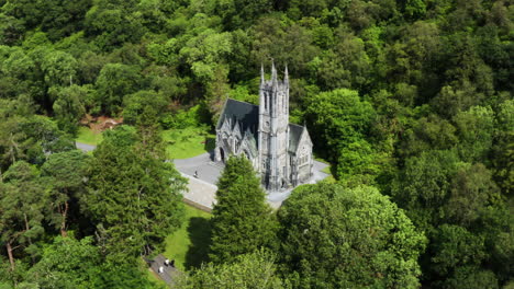 castillo de la abadía de kylemore - jardín amurallado victoriano en el hermoso paisaje de irlanda, vista aérea de drones en círculos
