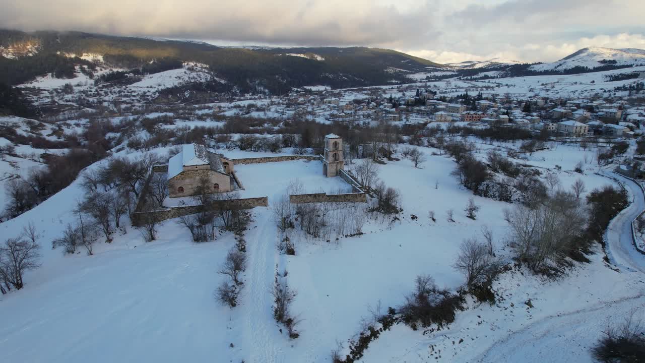 iglesia ortodoxa en la colina cubierta de nieve cerca del pueblo de voskopoja en albania, lugar de religión