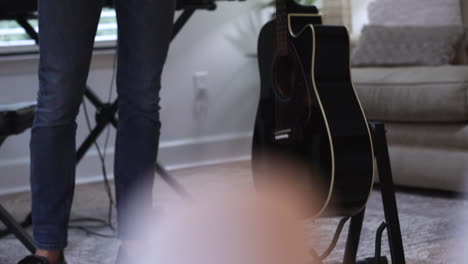 hombre poniendo la guitarra en el soporte