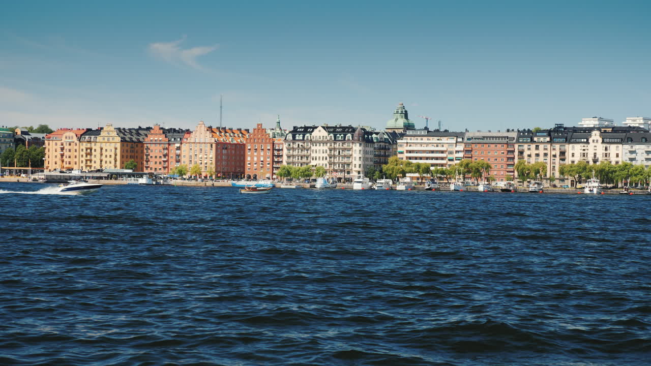 panorama de la ciudad de estocolmo en primer plano el tráfico de barcos y yates un día claro y soleado en th