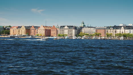 panorama de la ciudad de estocolmo en primer plano el tráfico de barcos y yates un día claro y soleado en th