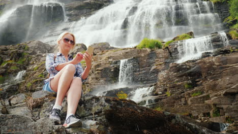 Der-Tourist-Fotografiert-Der-Legende-Nach-Den-Höchsten-Wasserfall-Norwegens-Das-Wasser-Aus-Diesem-Wasser