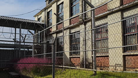 Cerca-De-Alambre-De-Púas-De-La-Prisión-Y-Fachada-Del-Edificio-De-La-Cárcel-Ambientada-En-El-Drama-Coreano-Iksan