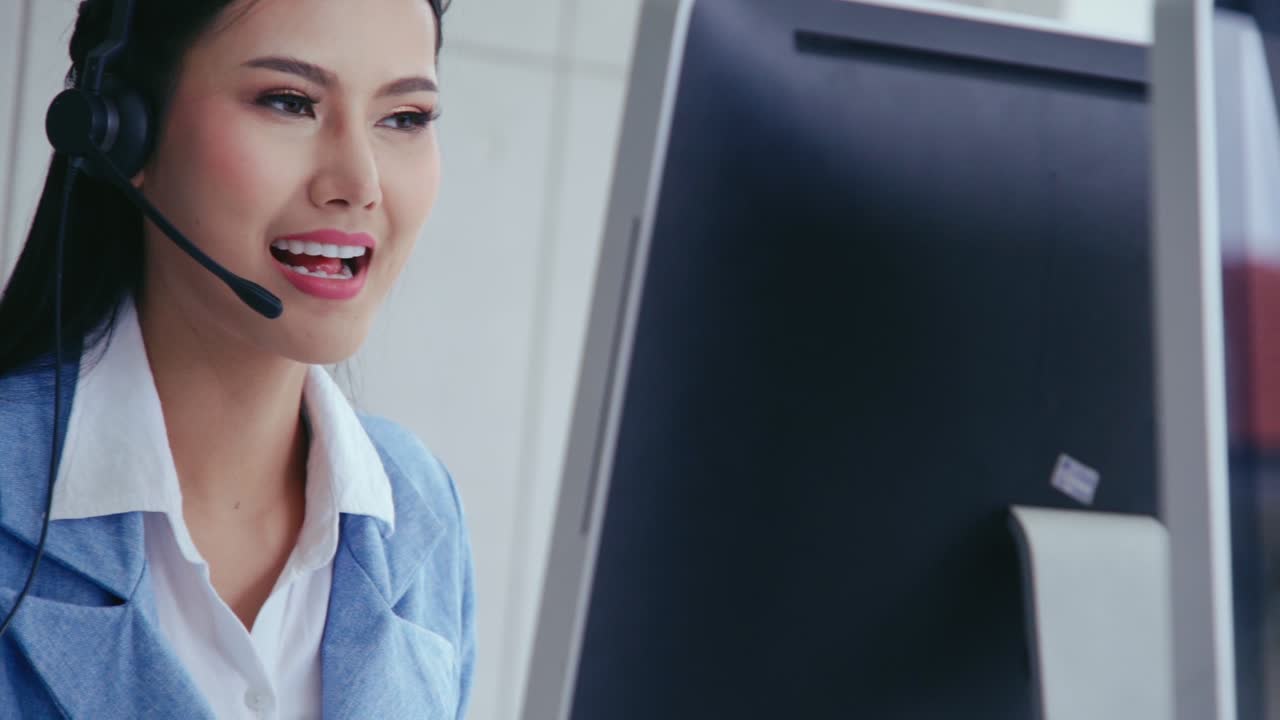 カスタマーサポートエージェントまたはコールセンターはヘッドセットで電話で顧客と話しています.