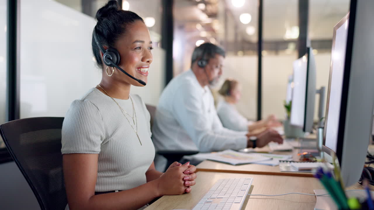 Agente del servizio clienti felice che lavora in un ufficio moderno