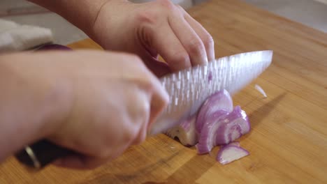 rebanar la cebolla con un cuchillo afilado en una tabla cortada