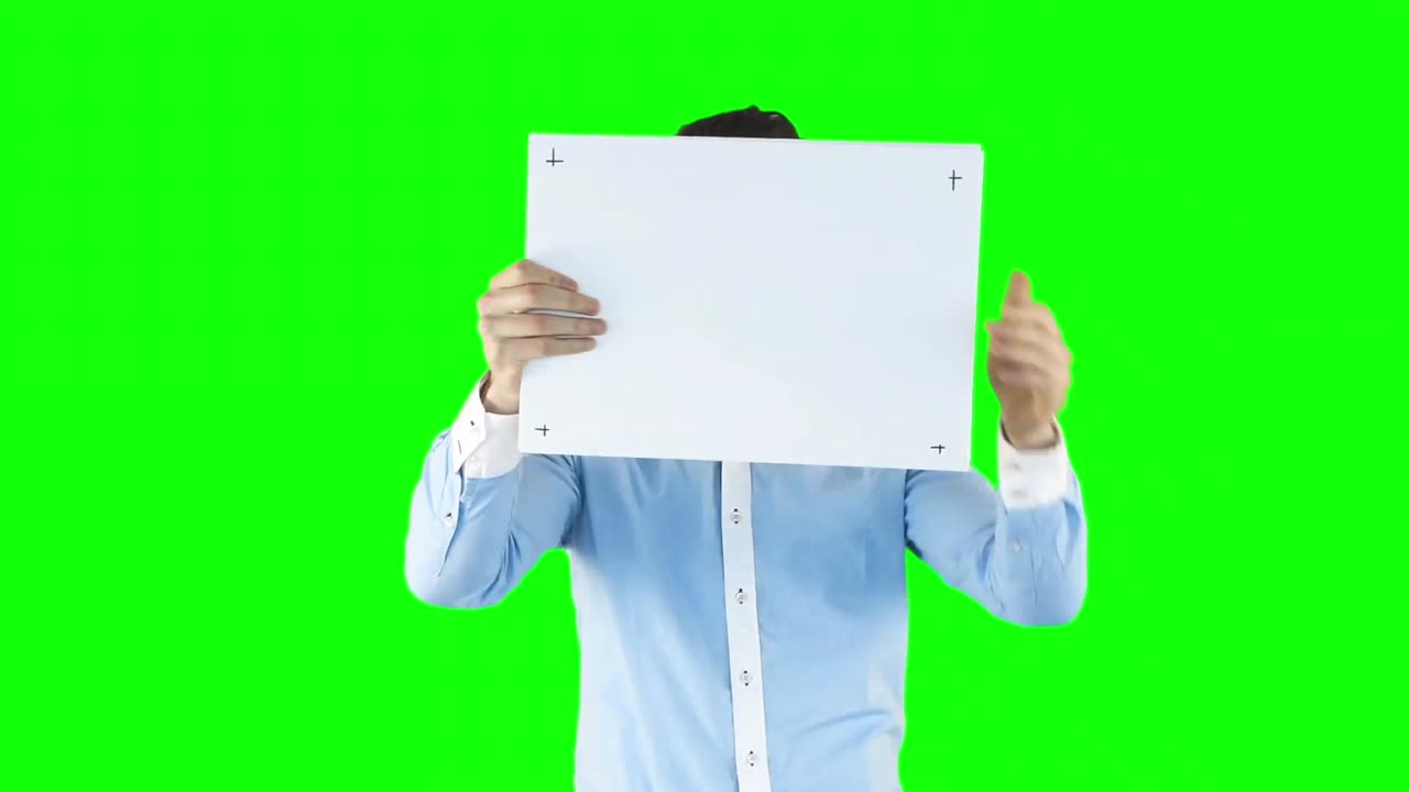 우아한 미소 짓는 남자가 카드를 떨어뜨린다