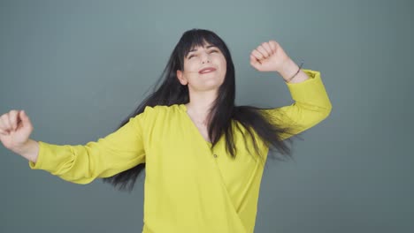 Mujer-Haciendo-Signos-De-Rockero-Y-Bailando.