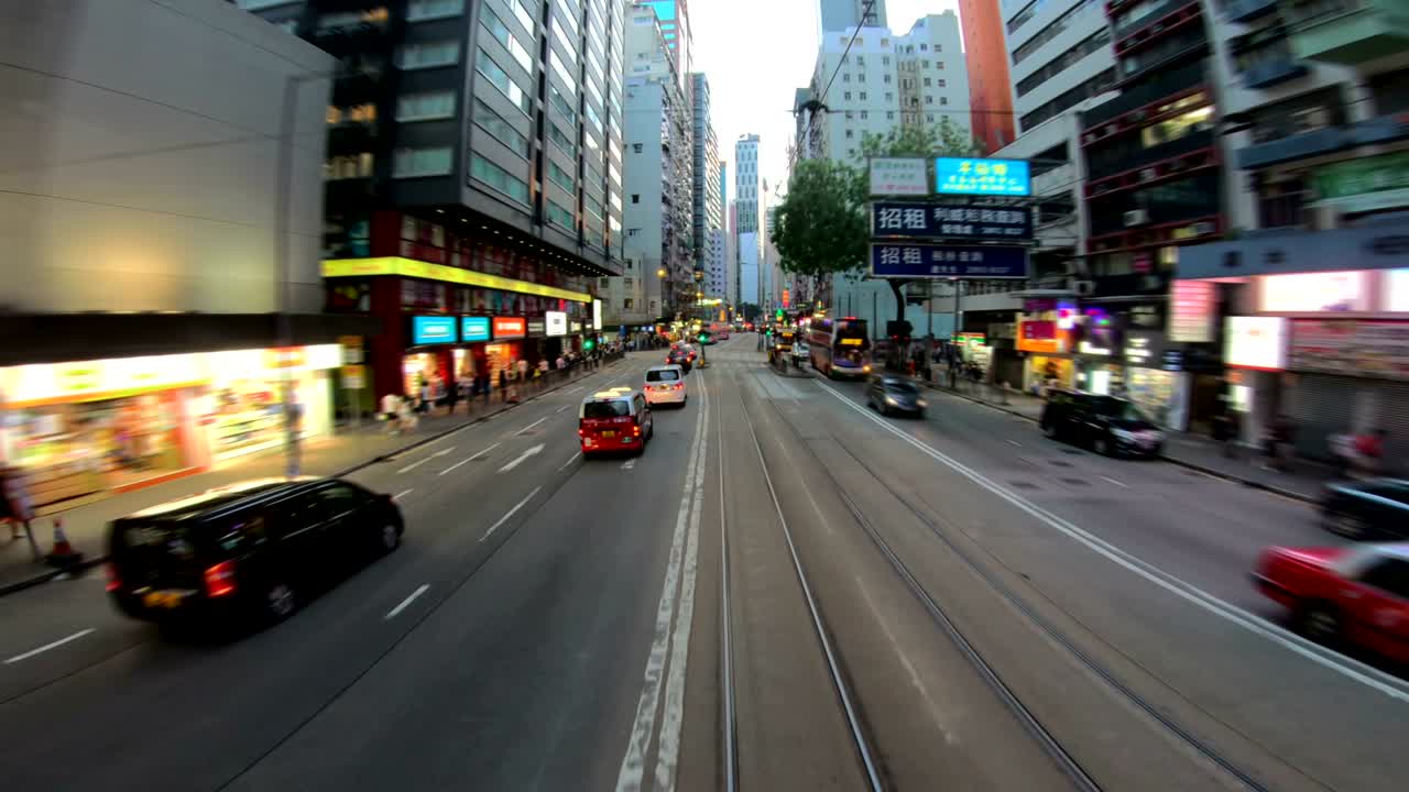 트램 도로 에서 볼 수 있는 홍콩 도시 의 비는 거리 들