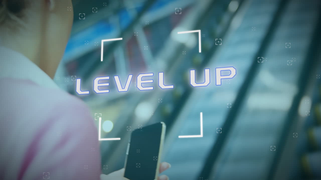 스마트폰을 사용하는 백인 여성에 대한 텍스트 및 데이터 처리의 레벨 업 애니메이션