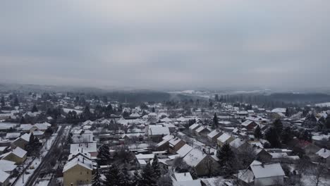 Ciudad-De-Szenna-Con-Nieve-En-Una-Mañana-Brumosa-Temprana