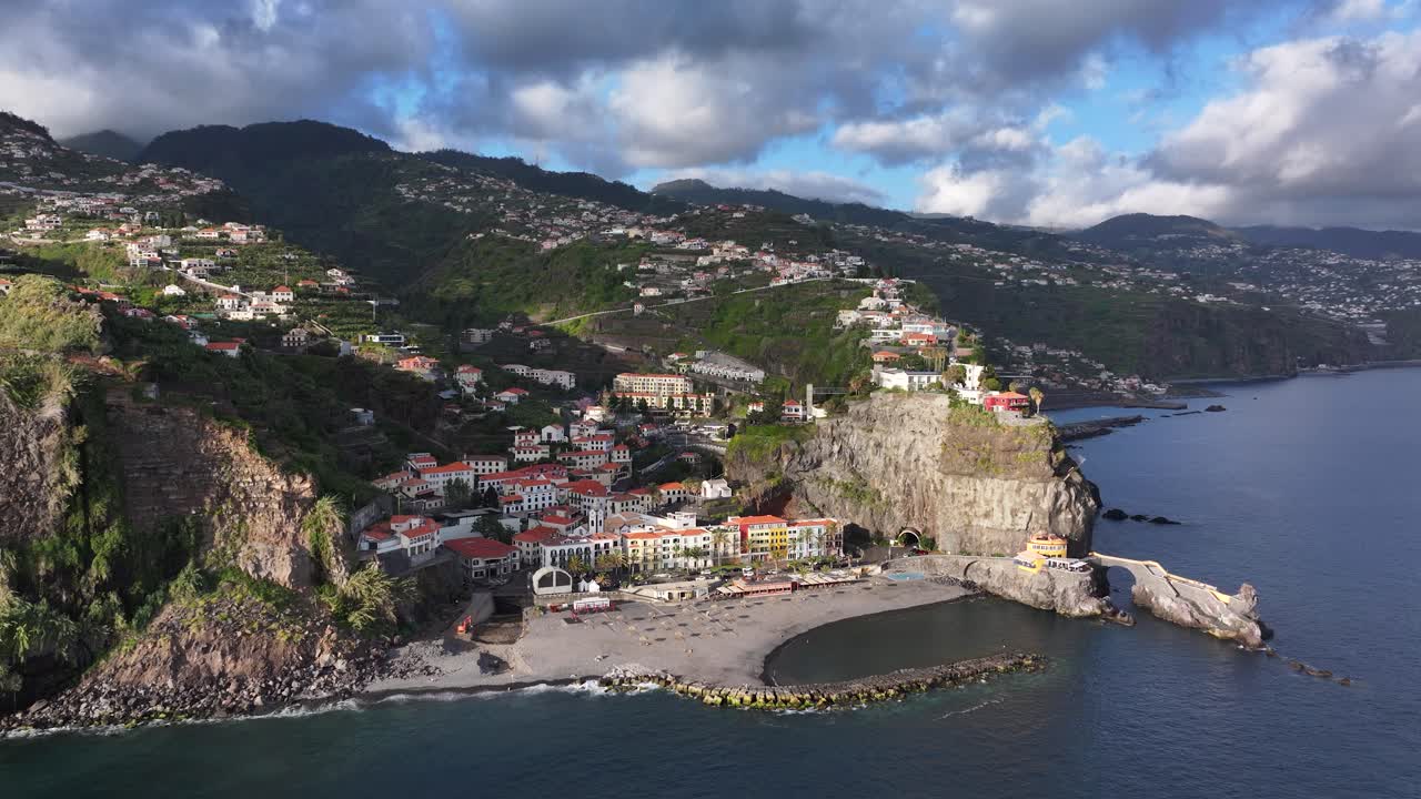 Vista aerea al tramonto del pittoresco villaggio costiero di Ponta do Sol sulla costa di Madeira