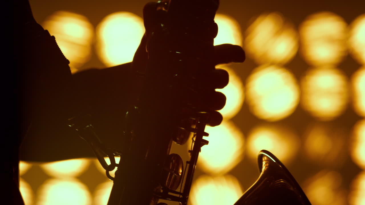 음악가 손이 색소폰을 연주하는 재즈 클럽 클로즈업 실루 ⁇  연주자가 색소폰을 잡습니다.