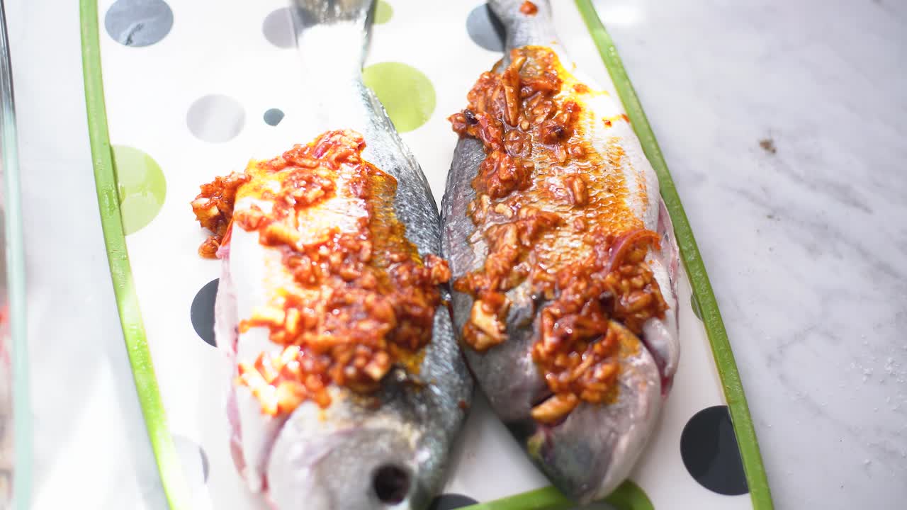 오븐 에 넣기 전 에 손 으로 바다바라미 를 마리네이트 한다