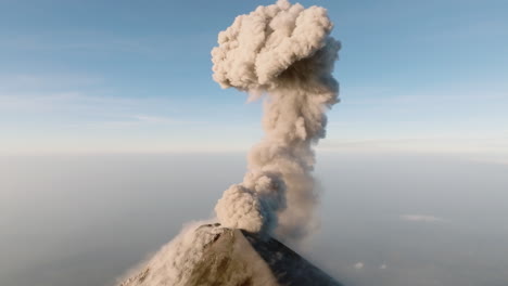 Drohnenaufnahmen-Des-Ausbrechenden-Vulkans-Fuego-In-Der-Nähe-Von-Acatenango-In-Guatemala-Bei-Sonnenaufgang