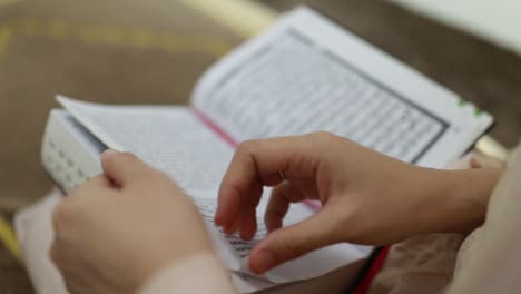 joven asiática sholat y la lectura del corán