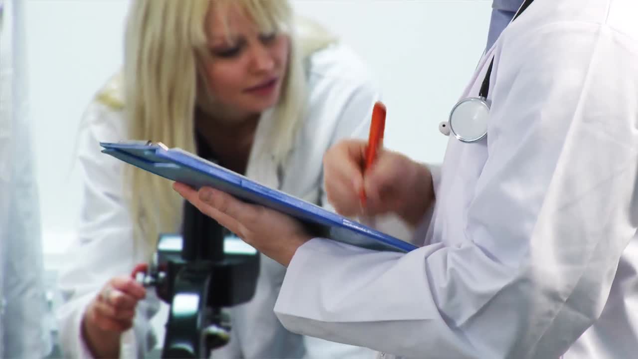 realizando investigaciones en un laboratorio