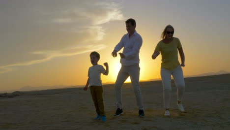 Padres-E-Hijo-Bailando-Al-Atardecer