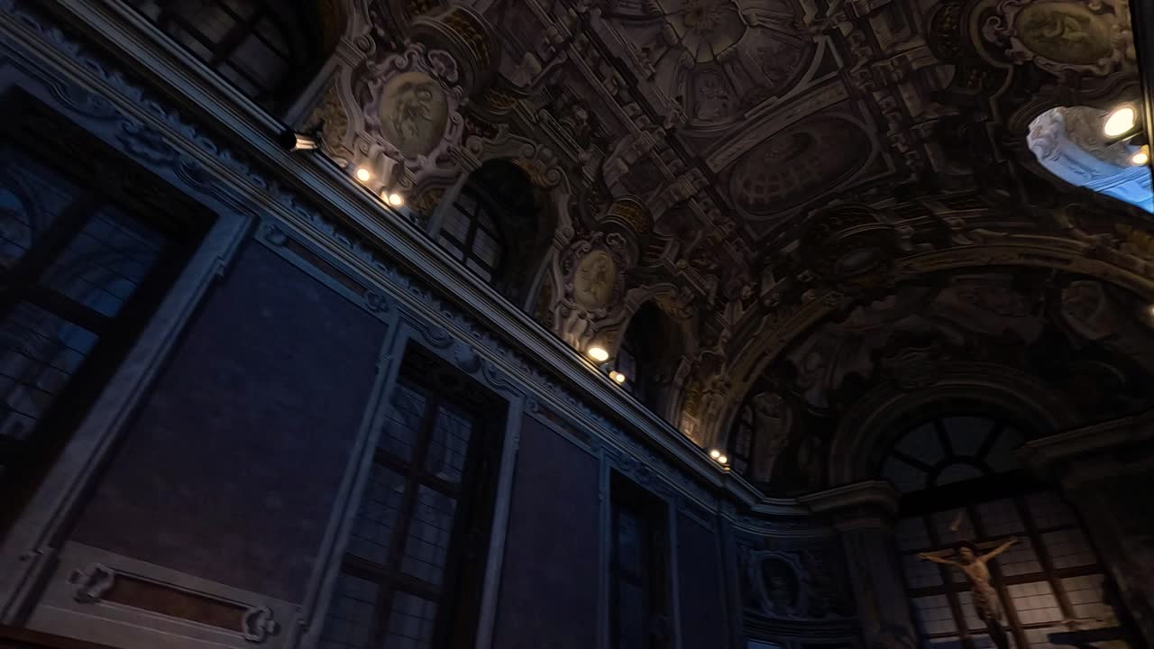 arquitectura y pinturas intrincadas en alba, italia