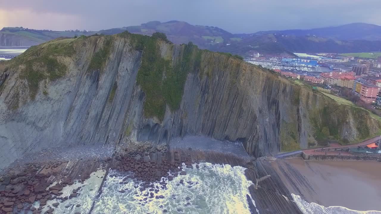 썰물 때 zumaia flysch의 조감도