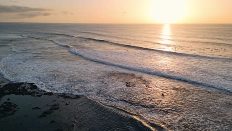 Vista-Aérea-De-Una-Hermosa-Playa-Rocosa-Al-Atardecer