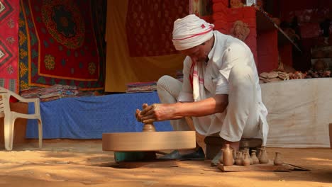 El-Alfarero-En-El-Trabajo-Hace-Platos-De-Cerámica.-India,-Rajastán.